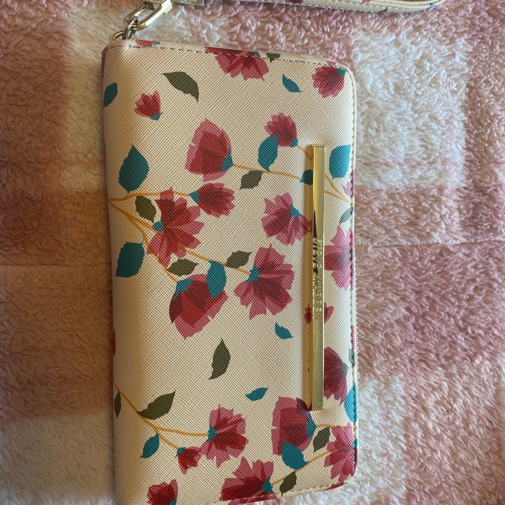 Steve Madden leather wallet- LG